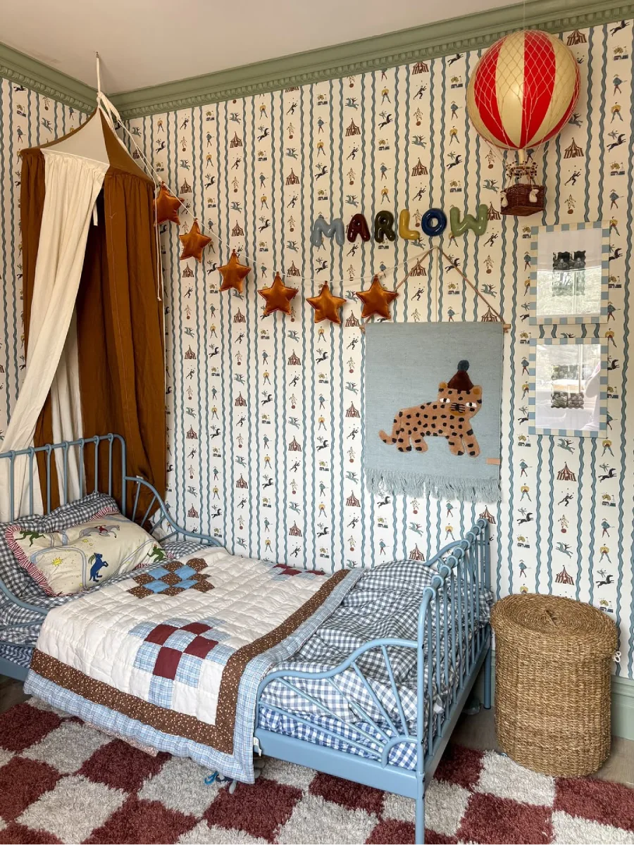 Area tempat tidur anak dengan kanopi kuning mustard dan pencahayaan hangat.