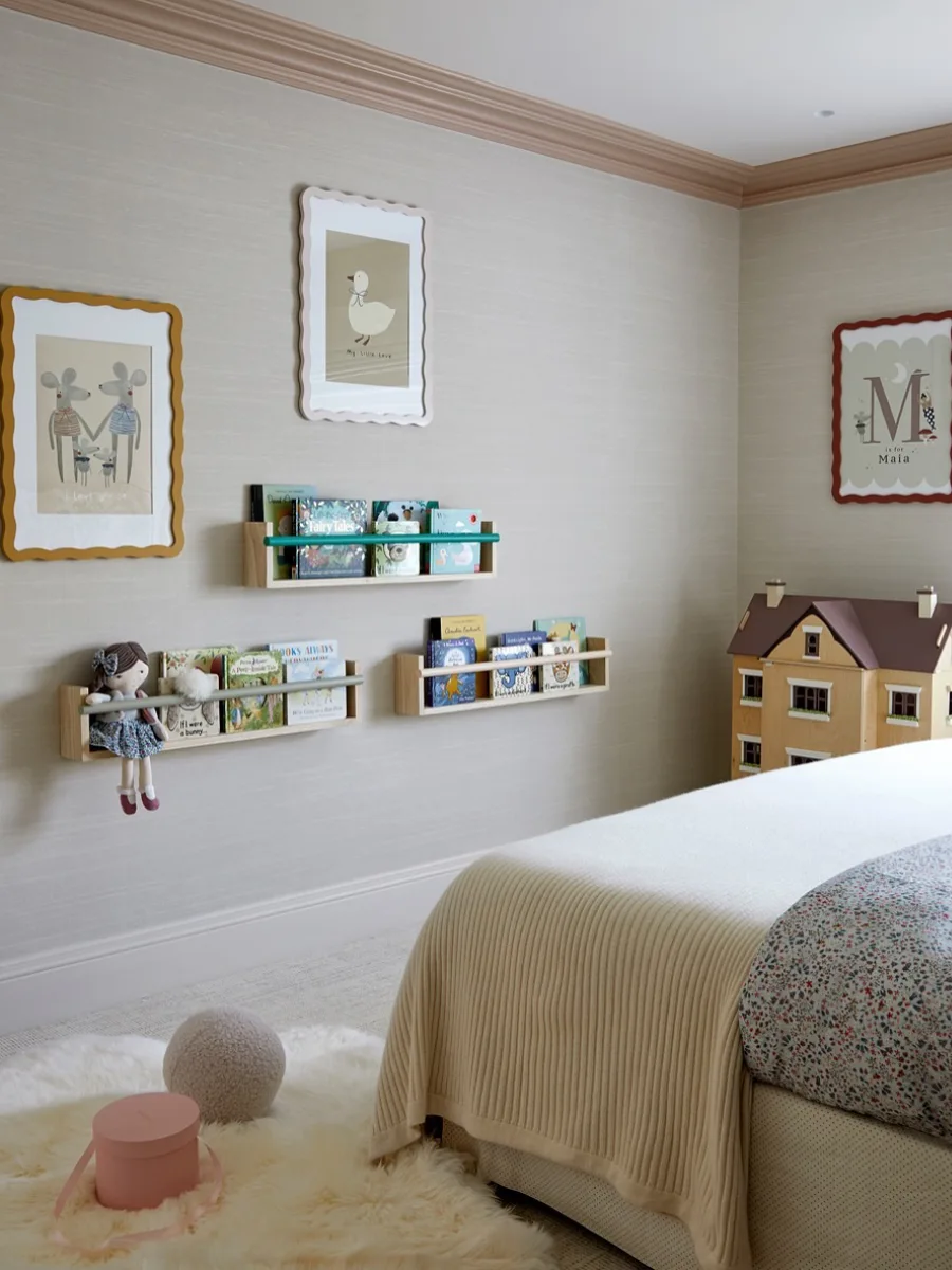 Area bermain anak dengan rak buku putih dan kolam bola mini.