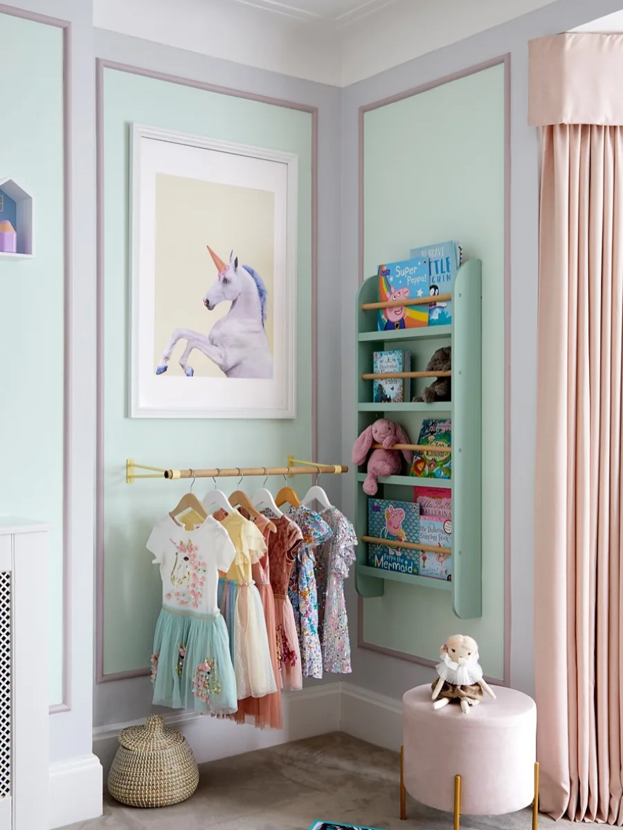 Kamar anak modern dengan rak buku dinding dan pencahayaan alami.