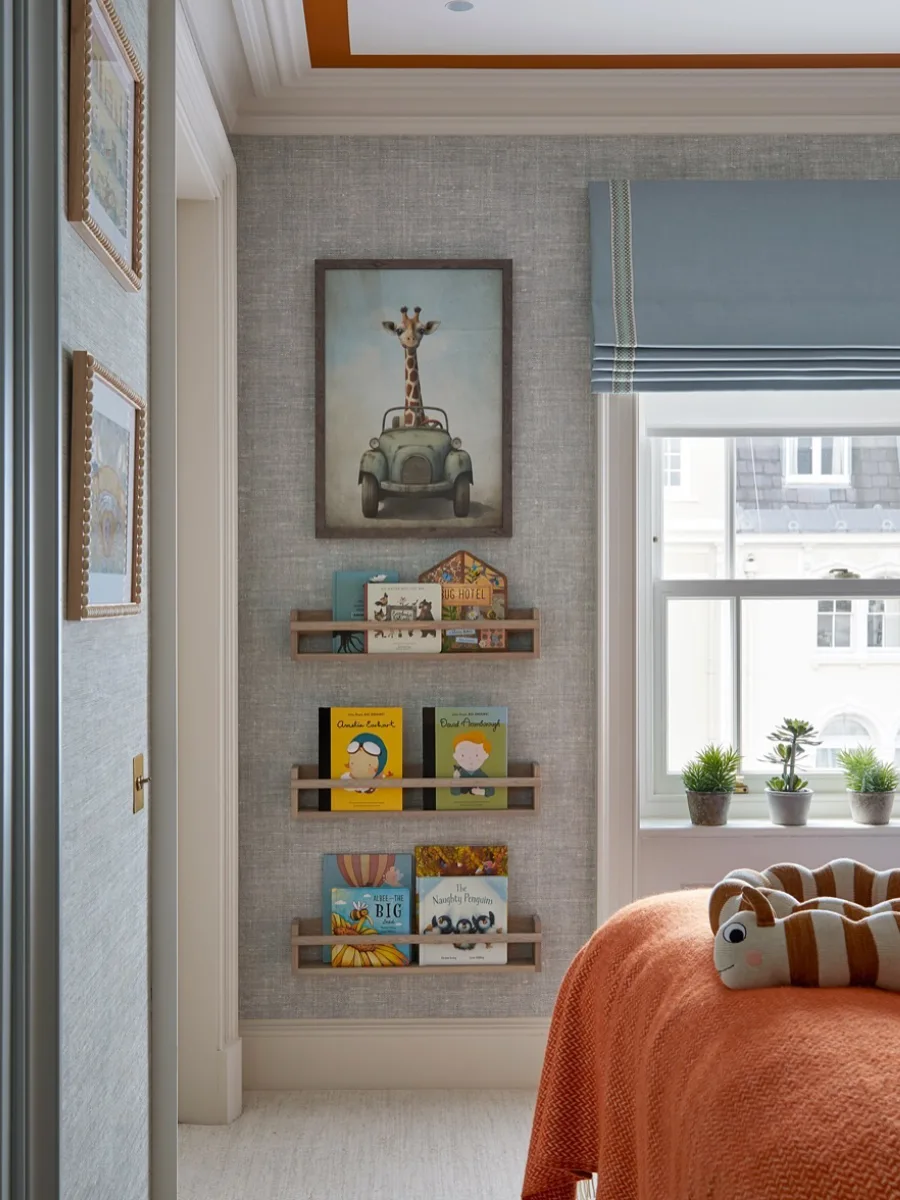 Kamar anak bergaya minimalis dengan nuansa abu-abu dan ilustrasi jerapah di dinding.