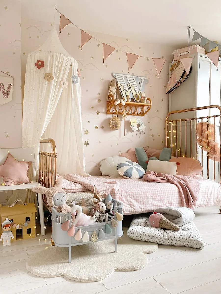 Kamar anak bergaya minimalis dengan dinding peach dan meja rias putih.