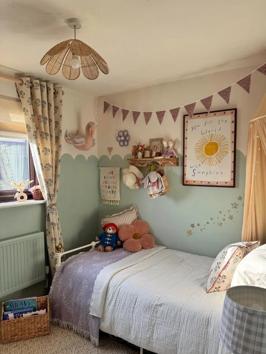 Kamar anak perempuan dengan tempat tidur putih dan dekorasi pink lembut.