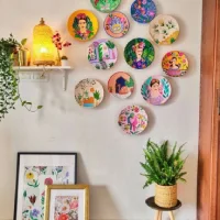 hiasan dinding kamar aesthetic dengan piring dekoratif warna-warni dan tanaman indoor