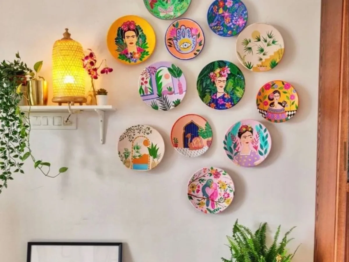 hiasan dinding kamar aesthetic dengan piring dekoratif warna-warni dan tanaman indoor