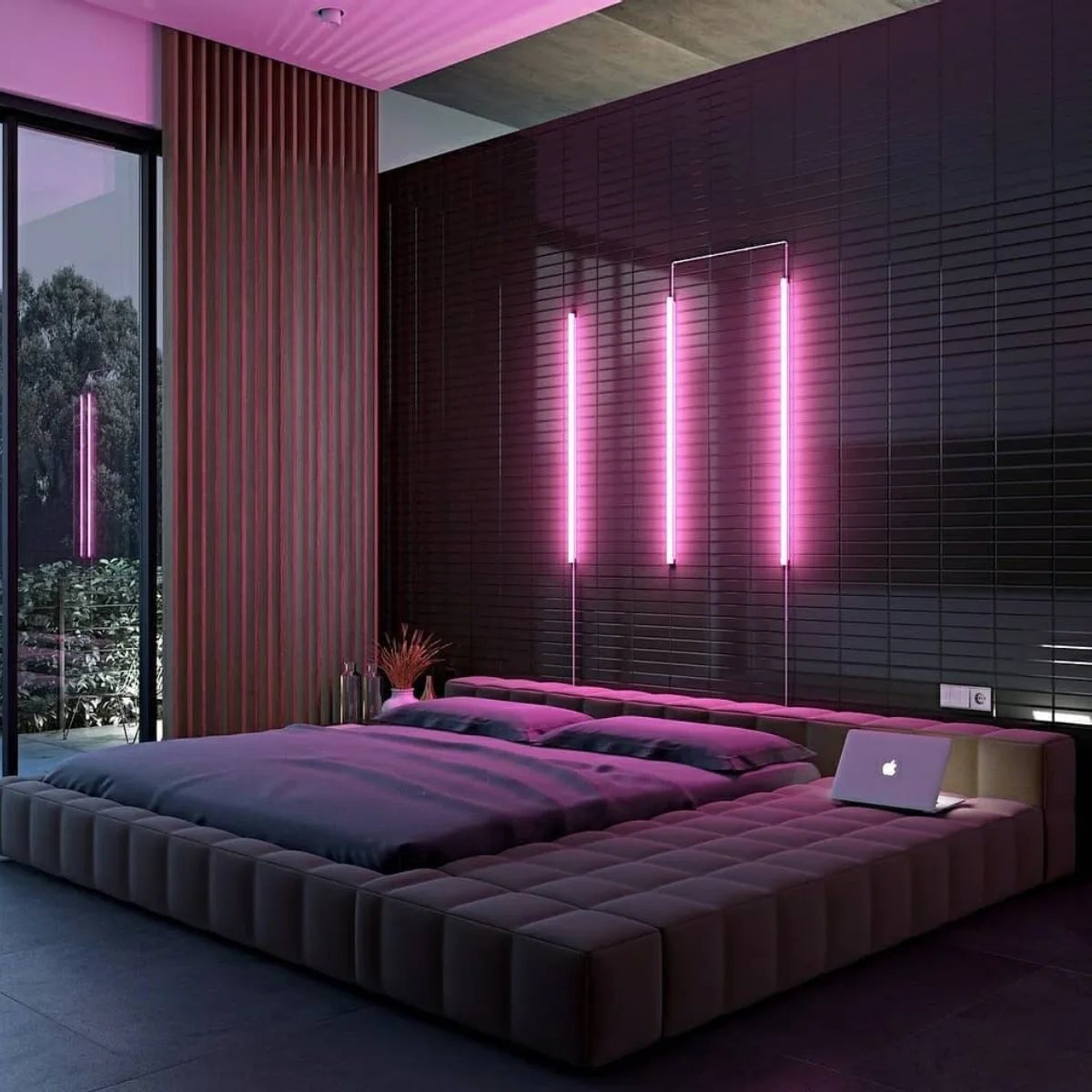 Tiga bilah lampu neon berwarna merah muda-kebiruan yang menyala secara vertikal di dinding hitam bertekstur di kamar tidur modern dengan tempat tidur rendah berlapis kain.