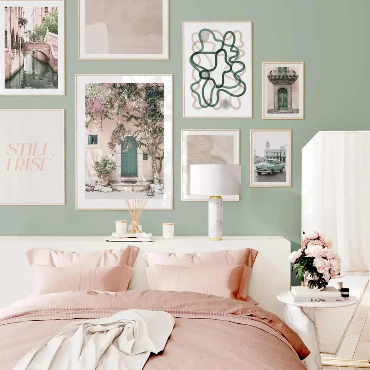 Dinding sage green kamar tidur dihiasi gallery wall warna pastel dan tipografi pink di atas kasur dengan seprai merah muda