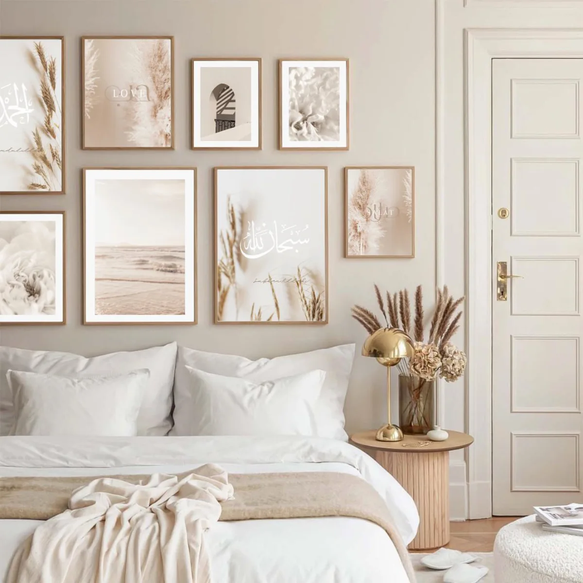 Kamar tidur bernuansa beige lembut dengan gallery wall estetik yang menampilkan kaligrafi islami dan foto bernuansa damai