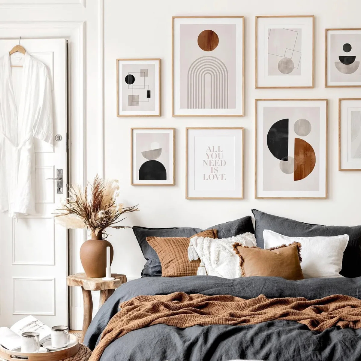 Inspirasi gallery wall gaya bohemian dengan warna earth tone dan bentuk geometris abstrak di dinding kamar tidur