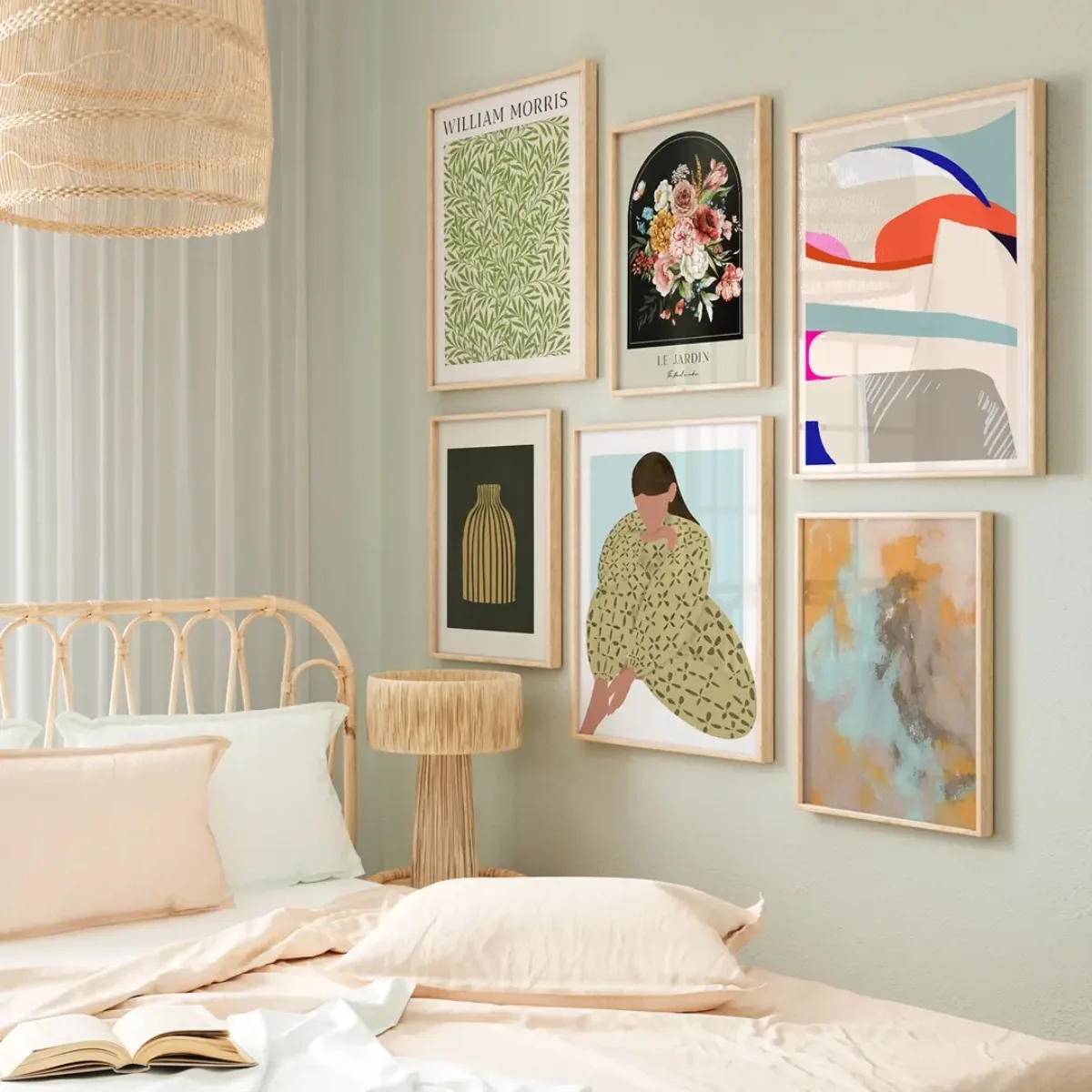 Dinding kamar hijau pastel dengan susunan bingkai kayu berisi seni cetak eklektik dan abstrak di atas ranjang rotan
