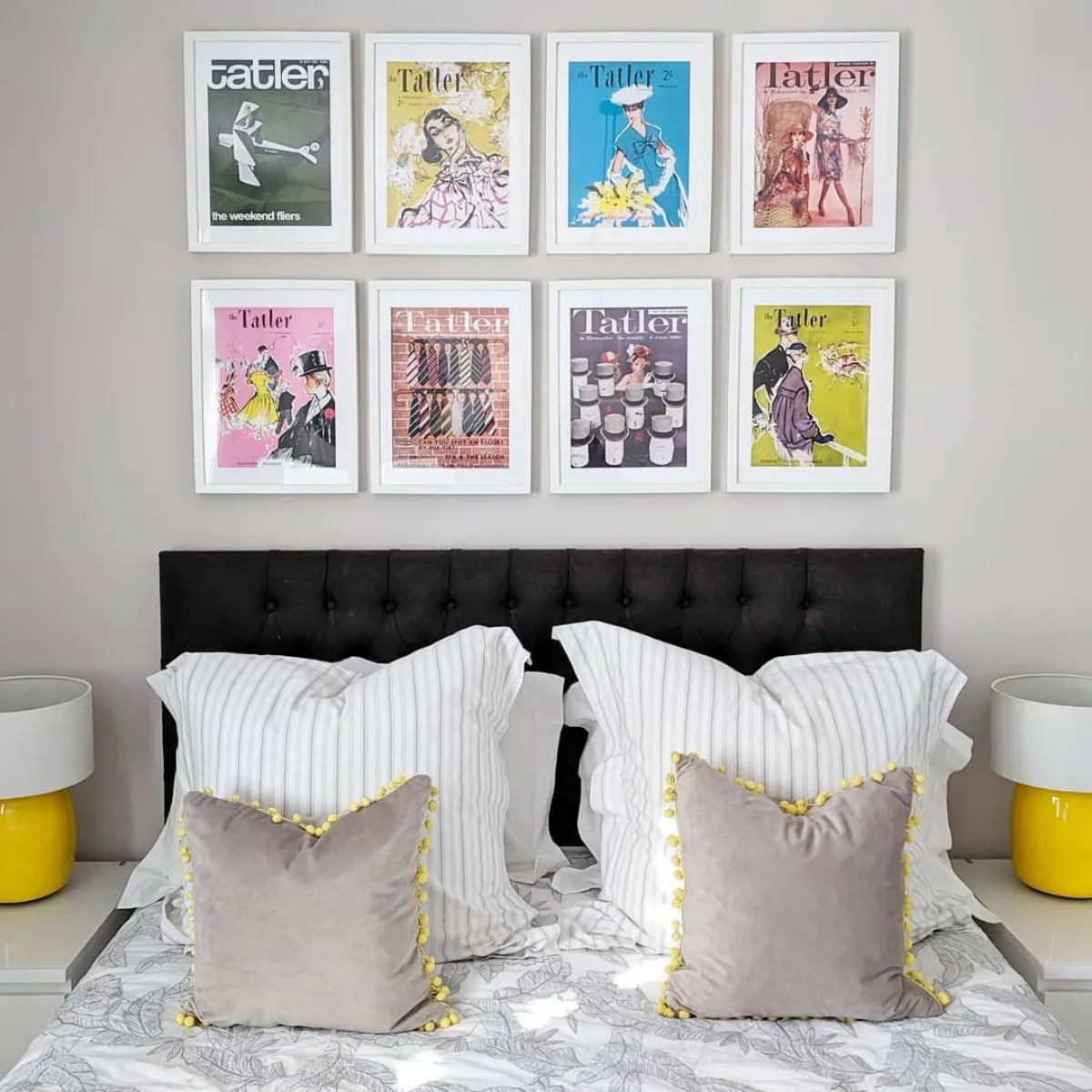Delapan bingkai putih berisi ilustrasi sampul majalah vintage Tatler yang disusun rapi secara simetris di dinding atas tempat tidur bersandaran hitam