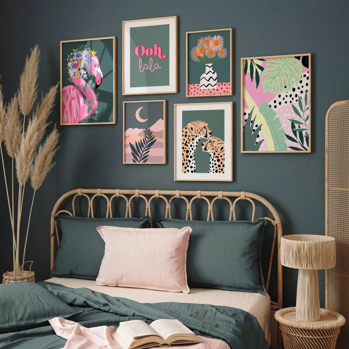 Dinding kamar tidur berwarna hijau gelap yang dihiasi bingkai seni bertema tropis seperti ilustrasi flamingo merah muda cheetah dan daun monstera