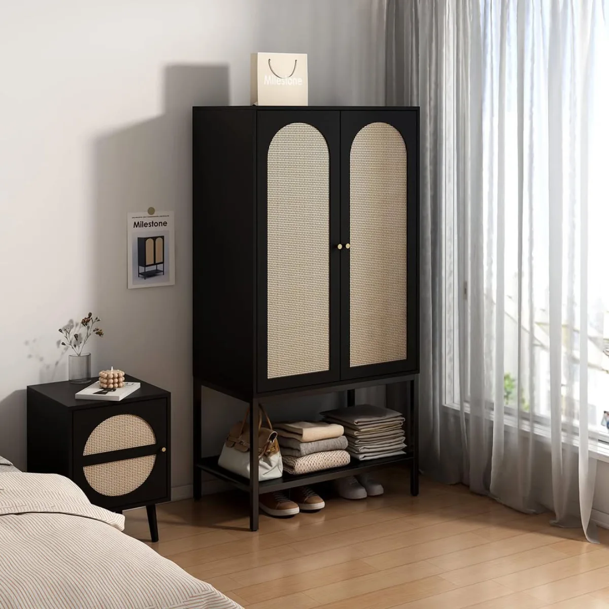 Lemari pakaian freestanding atau berdiri sendiri dengan pintu aksen rotan yang ditempatkan di dekat jendela