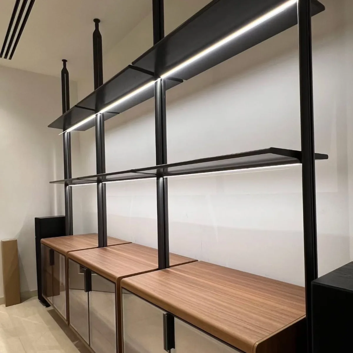 Lemari pakaian sistem terbuka bergaya industrial dengan kombinasi material tiang besi dan kabinet kayu