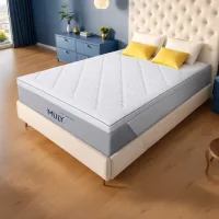 Kasur busa MLILY berwarna abu-abu muda dengan dua bantal kuning di atas tempat tidur modern di kamar tidur bergaya minimalis.