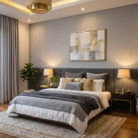 Kamar tidur modern dengan wallpaper abu motif garis emas, ranjang empuk berlapis bantal, lampu meja, karpet, dan pencahayaan lembut terlihat rapi dan elegan