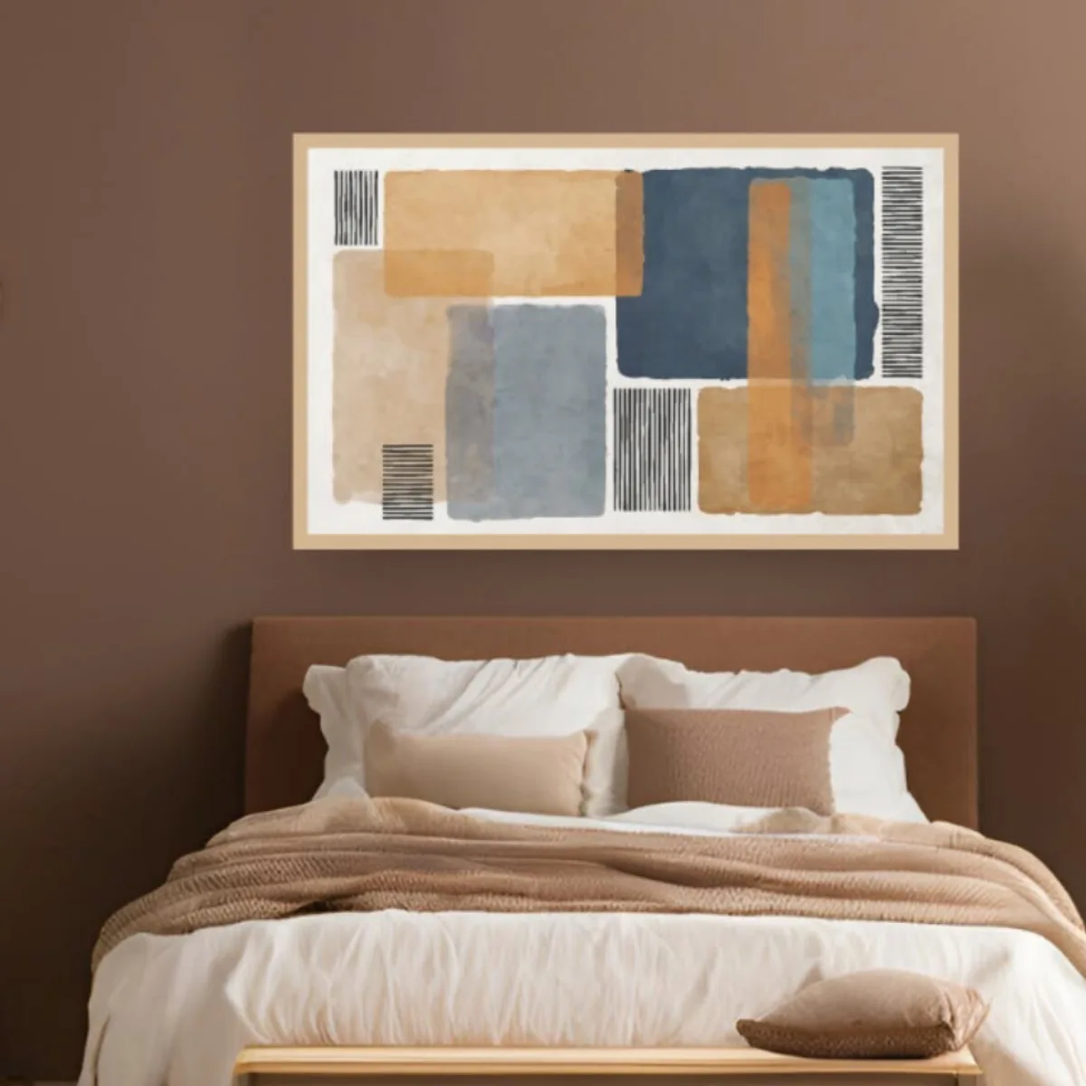 Palet warna cat kamar tidur mocha atau coklat susu yang menenangkan, dilengkapi lukisan abstrak modern bernuansa senada dan bangku kaki tempat tidur minimalis.