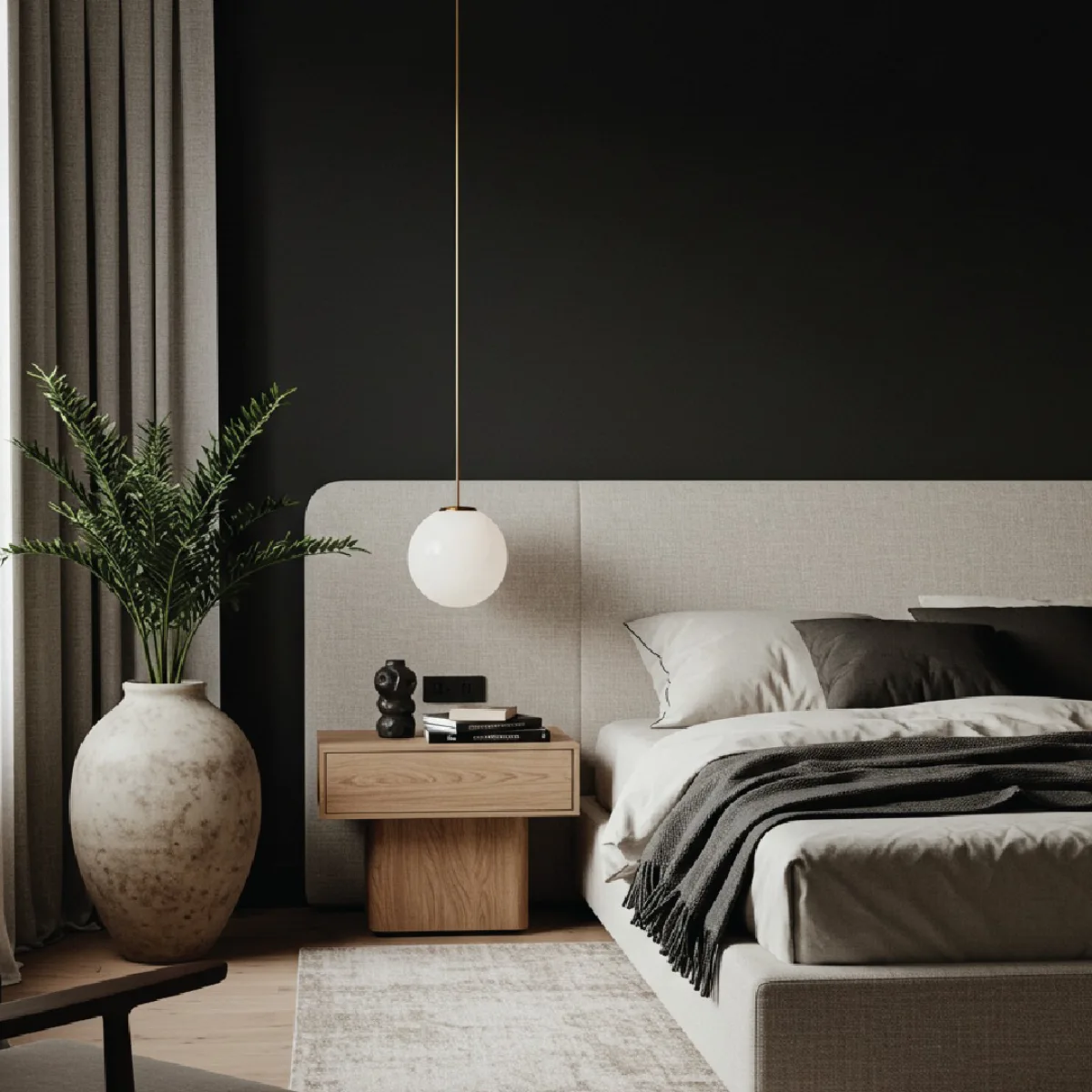 Desain kamar tidur minimalis gaya Japandi dengan dinding aksen warna hitam (black feature wall), tempat tidur abu-abu terang, dan furnitur kayu oak natural.