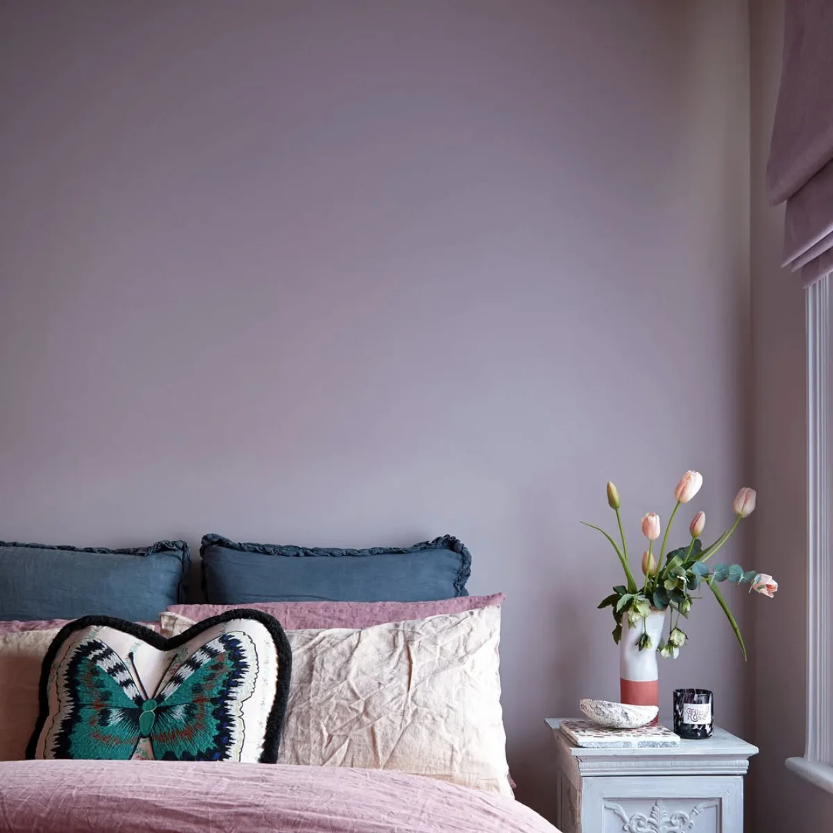 Kamar tidur dengan nuansa romantis menggunakan warna cat dinding dusty pink atau mauve (ungu pucat) yang lembut dan menenangkan.