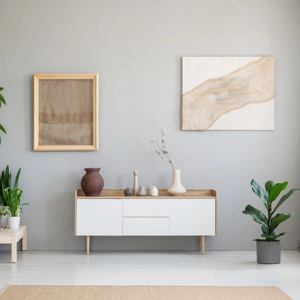 Desain ruangan minimalis dengan cat dinding warna abu-abu muda (light grey) yang netral, menciptakan suasana lapang dan bersih.