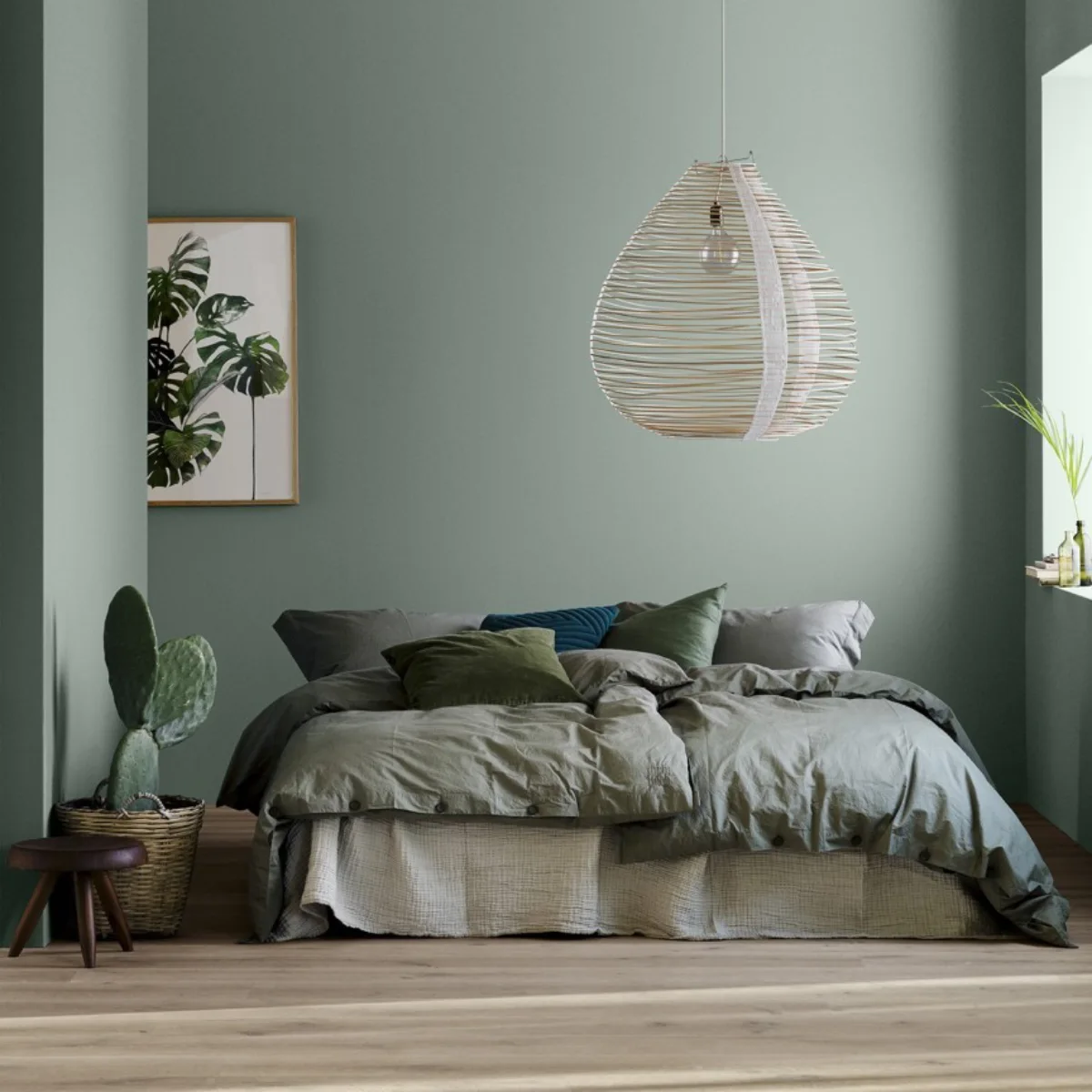 Kamar tidur estetik dengan konsep monokromatik menggunakan warna cat dinding hijau hutan (forest green) yang redup dan sprei linen senada untuk kesan cozy.