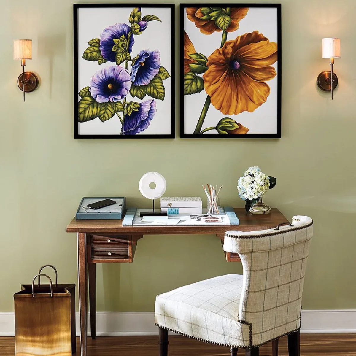 Sudut ruangan dengan warna cat dinding hijau pistachio atau hijau kekuningan lembut yang menyegarkan mata, dilengkapi dekorasi lukisan bunga.