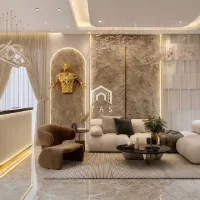 Ruang keluarga mewah bergaya modern dengan sofa krem berbentuk melengkung, dinding tekstur batu bernuansa netral, pencahayaan ambient hangat, dan area bar elegan di sudut ruangan.