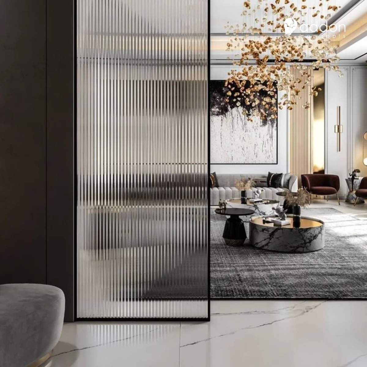 Panel sekat ruangan dari material kaca fluted bertekstur garis vertikal dengan bingkai hitam minimalis yang memberikan efek buram ke area ruang keluarga mewah di belakangnya.