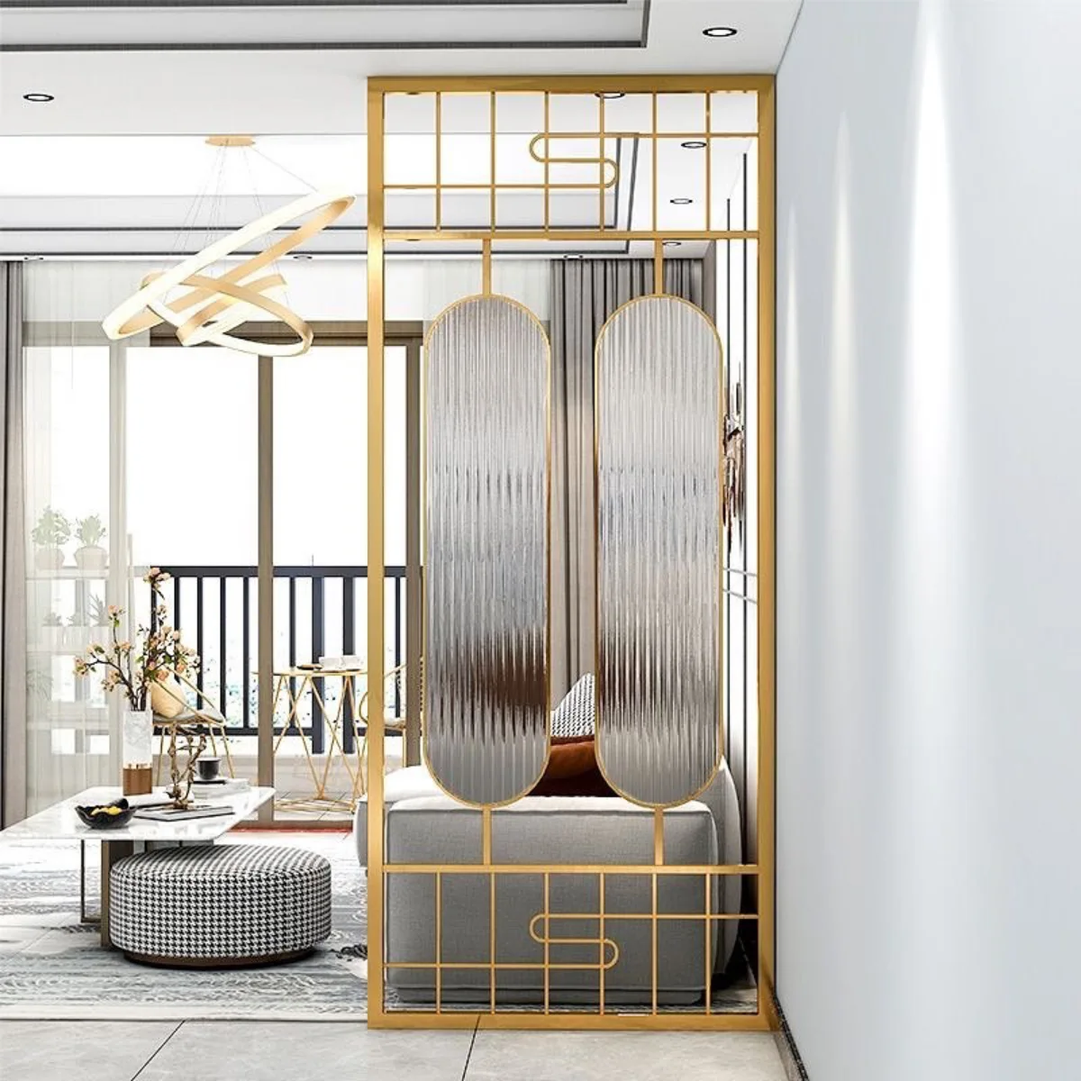 Sekat ruangan mewah dengan rangka besi berwarna emas berkilau yang menopang dua panel kaca bertekstur atau fluted glass berbentuk oval vertikal sebagai pembatas ruang tamu.