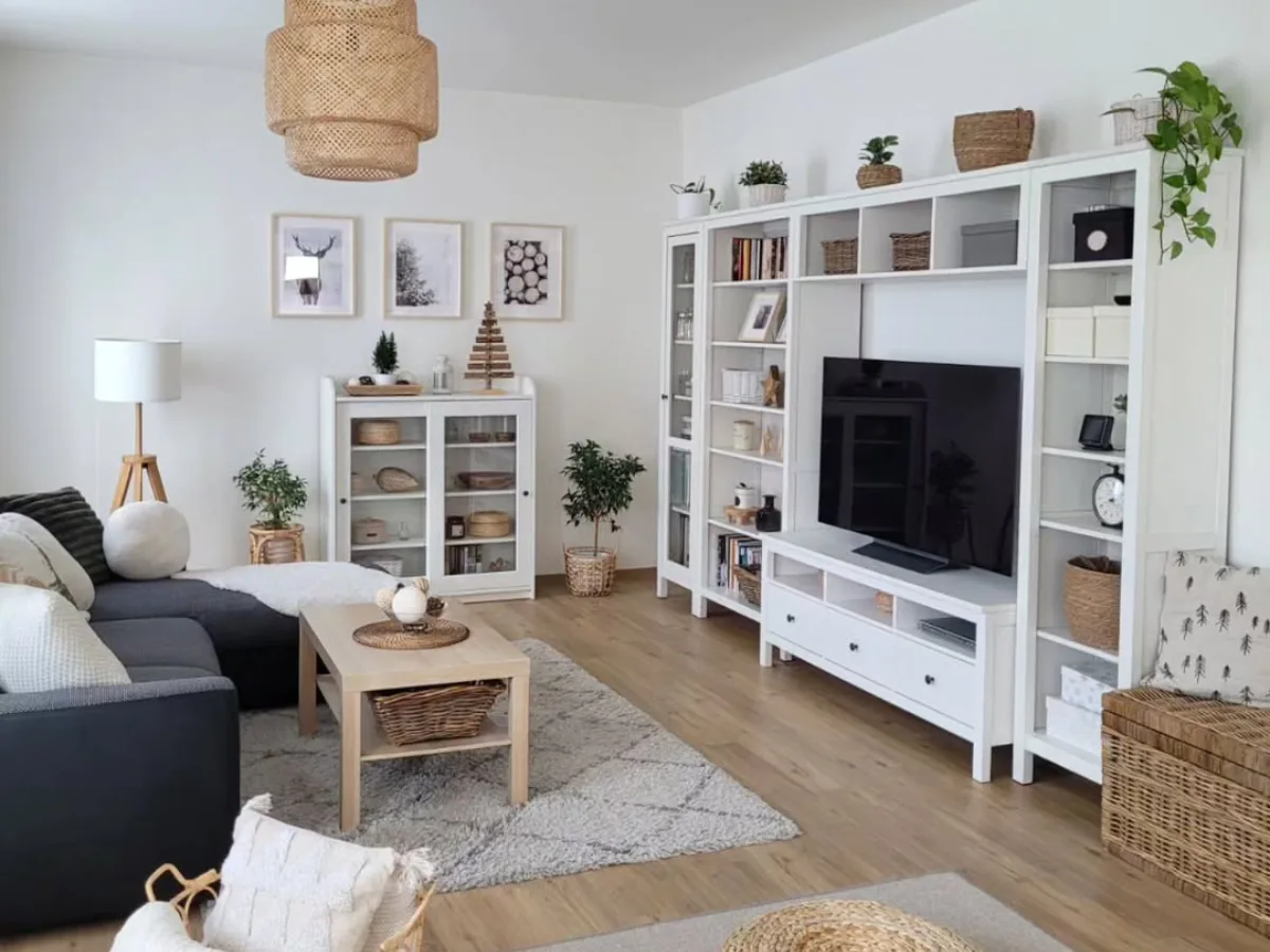 Ruang tamu dengan furnitur dan dekorasi berlebih yang membuat ruangan terasa penuh dan kurang lega