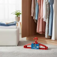 Ruang keluarga rapi dengan rak penyimpanan dan barang tertata yang mendukung kebiasaan hidup teratur