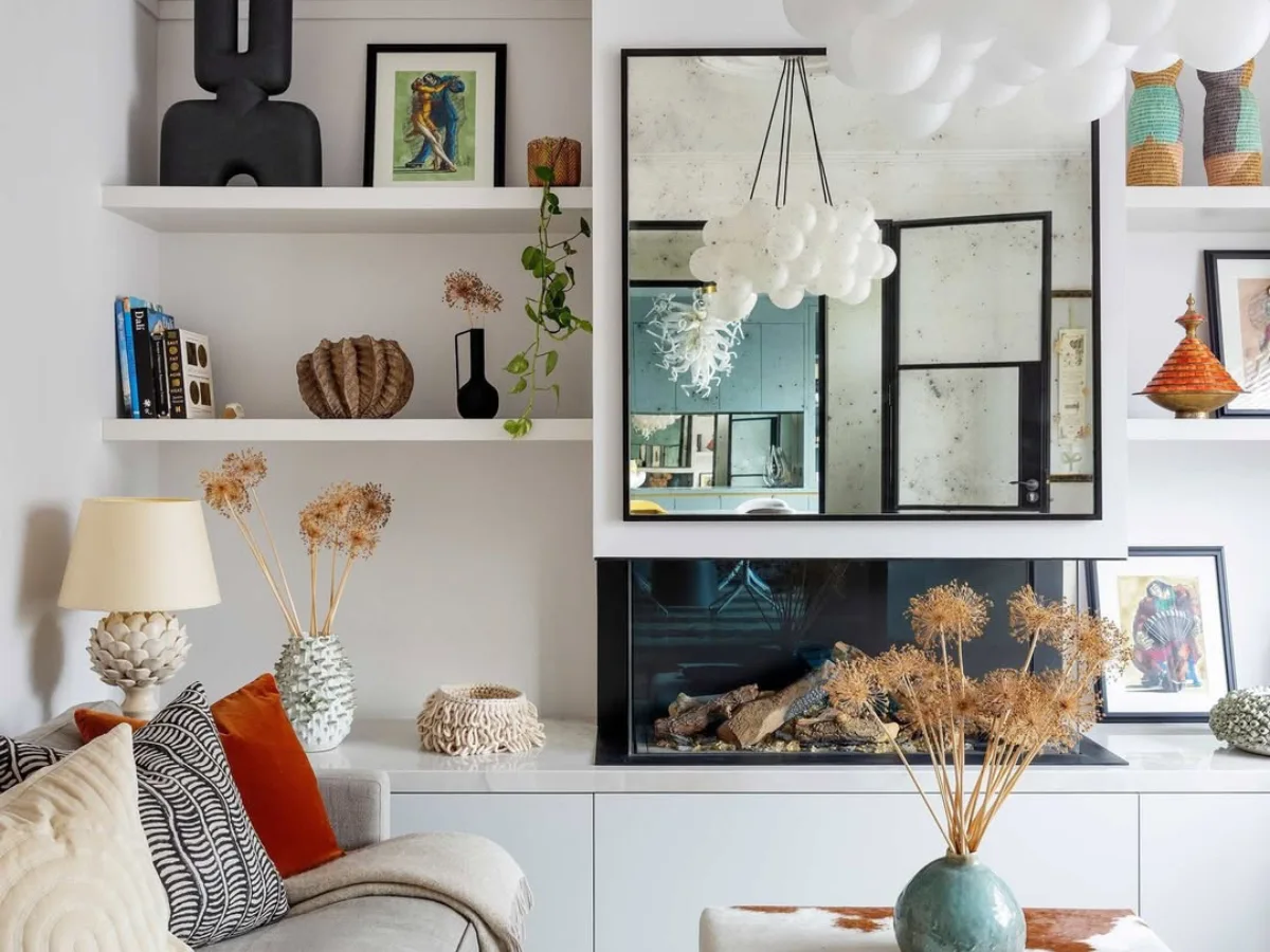 Interior rumah dengan banyak pajangan dan rak terbuka yang terlihat rapi tapi terasa padat dan ramai