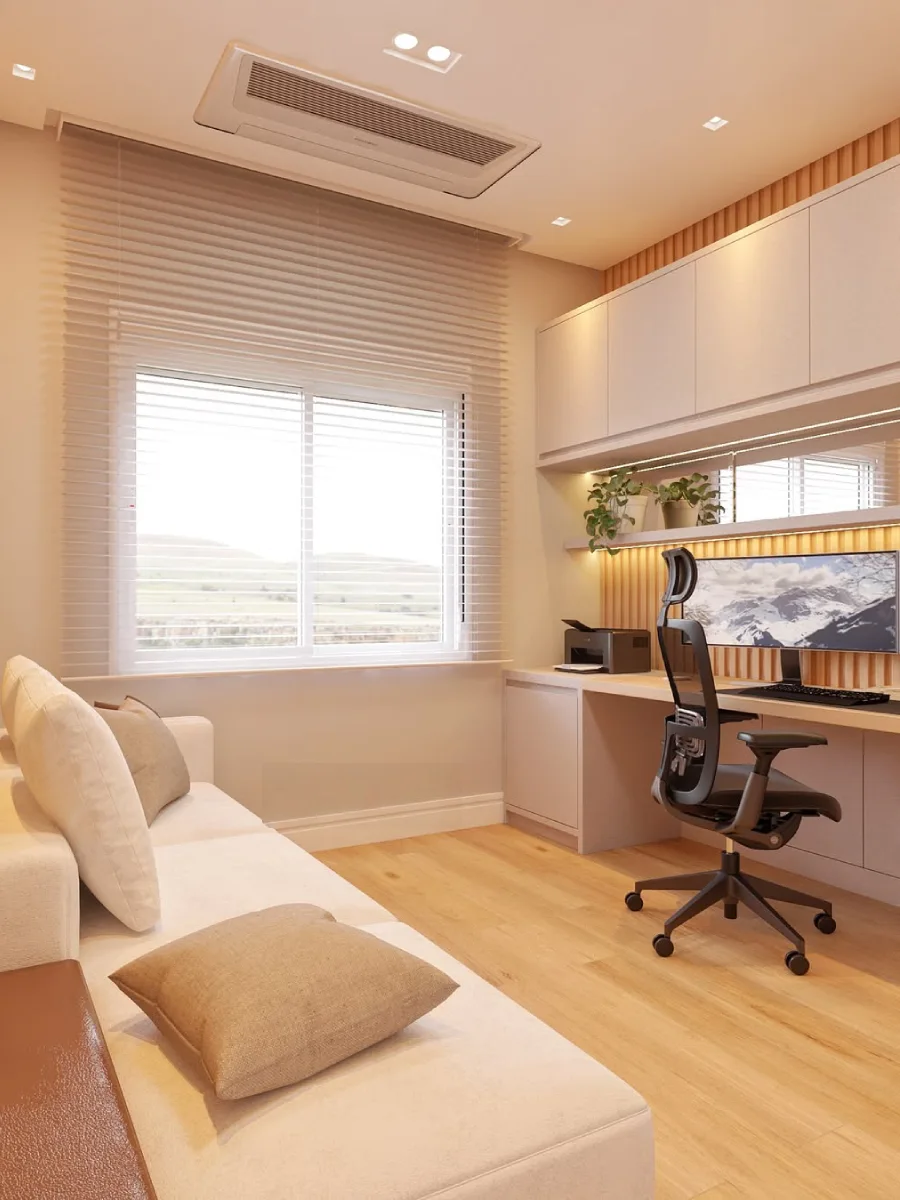 Sudut santai di dalam home office minimalis yang menampilkan sofa putih empuk di sebelah jendela dengan kerai, berpadu dengan lantai kayu yang hangat.