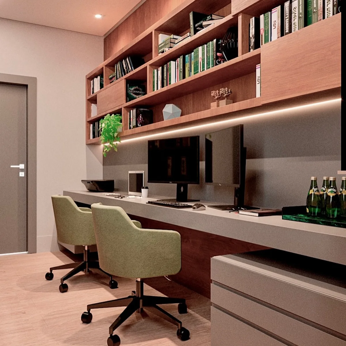 Sudut pandang ruang kerja beraksen kayu yang menghadap ke pintu kelabu, memperlihatkan dua kerusi hijau di meja kerja panjang, kelengkapan komputer, serta laci simpanan dan rak buku kayu di bahagian atas.