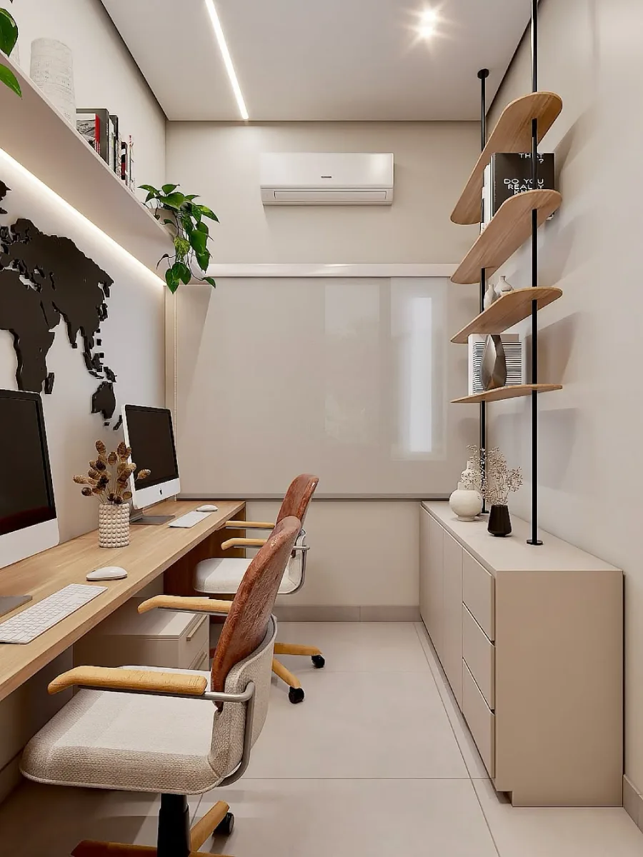 Pandangan sisi ruang kerja estetik bertemakan kayu dan putih, menunjukkan meja kerja berserta kerusi di satu sisi, dan rak susun terbuka berbingkai besi hitam serta kabinet penyimpan berwarna krem di sisi yang lain.