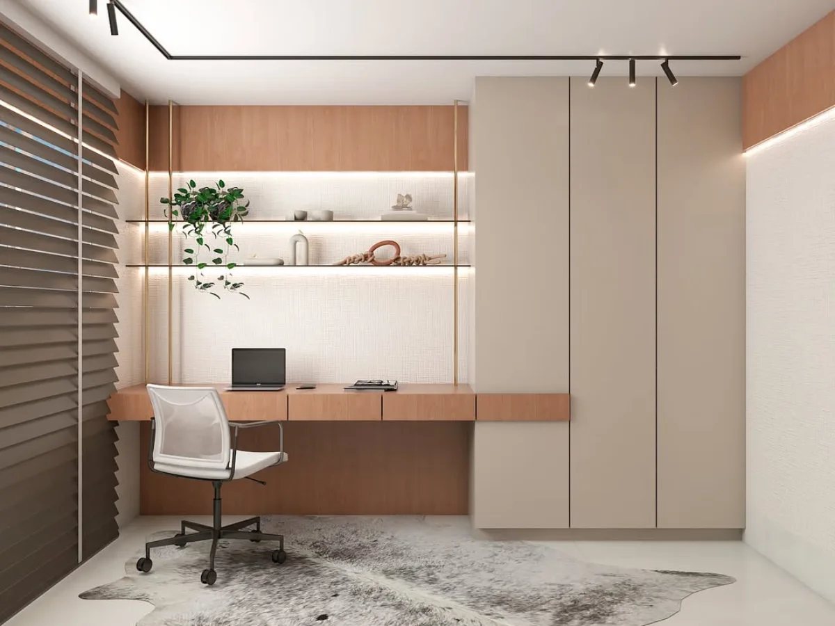 Ruang kerja moden minimalis dengan meja melayang bertekstur kayu, kerusi jaring putih, rak kaca berbingkai keemasan, almari simpanan krem tertutup, dan permaidani bercorak kulit haiwan di atas lantai.