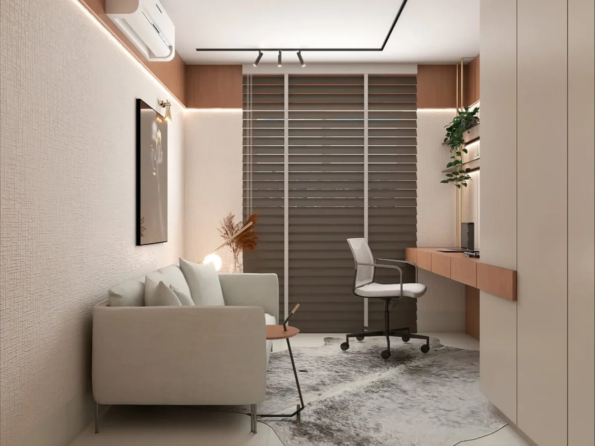 Pandangan sisi ruang kerja bergaya chic yang dilengkapi meja kerja melayang berdekatan tingkap dengan bidai kayu mendatar, sebuah sofa santai berwarna kelabu pucat, dan lampu siling jenis track lighting.