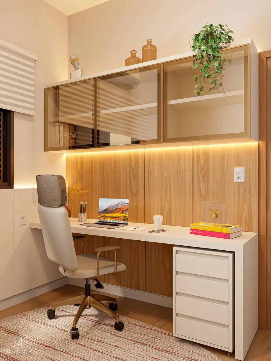 Meja kerja minimalis warna putih dengan latar belakang panel kayu, dilengkapi kabinet gantung berpintu kaca dengan bingkai emas yang mewah.