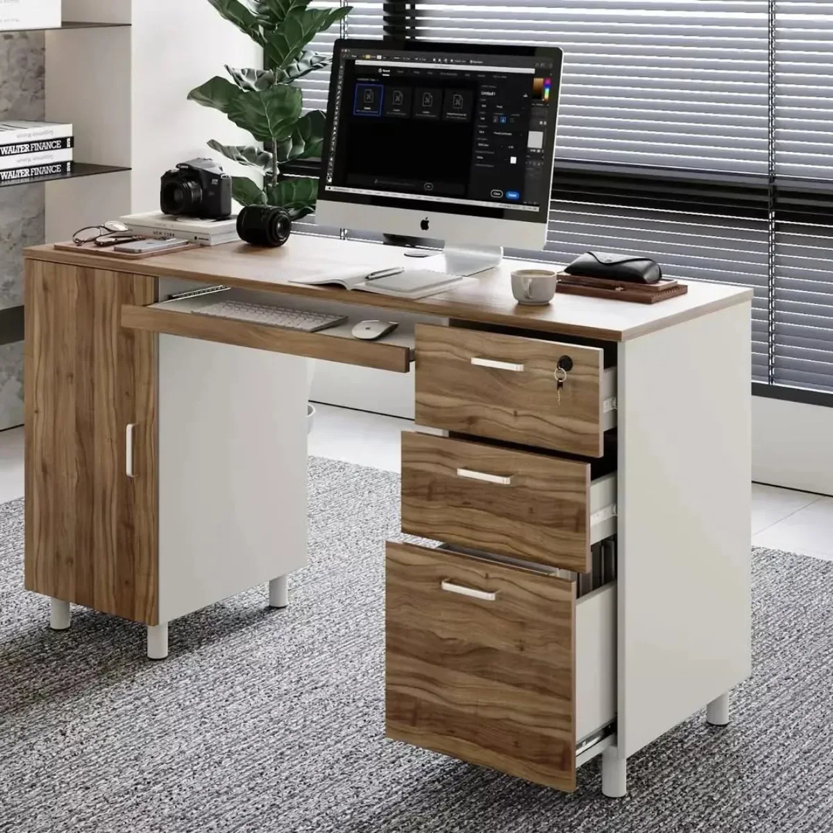 Meja komputer perpaduan warna kayu dan putih yang dilengkapi laci tarik untuk keyboard, satu kabinet pintu di sisi kiri, dan tiga laci susun di sisi kanan.