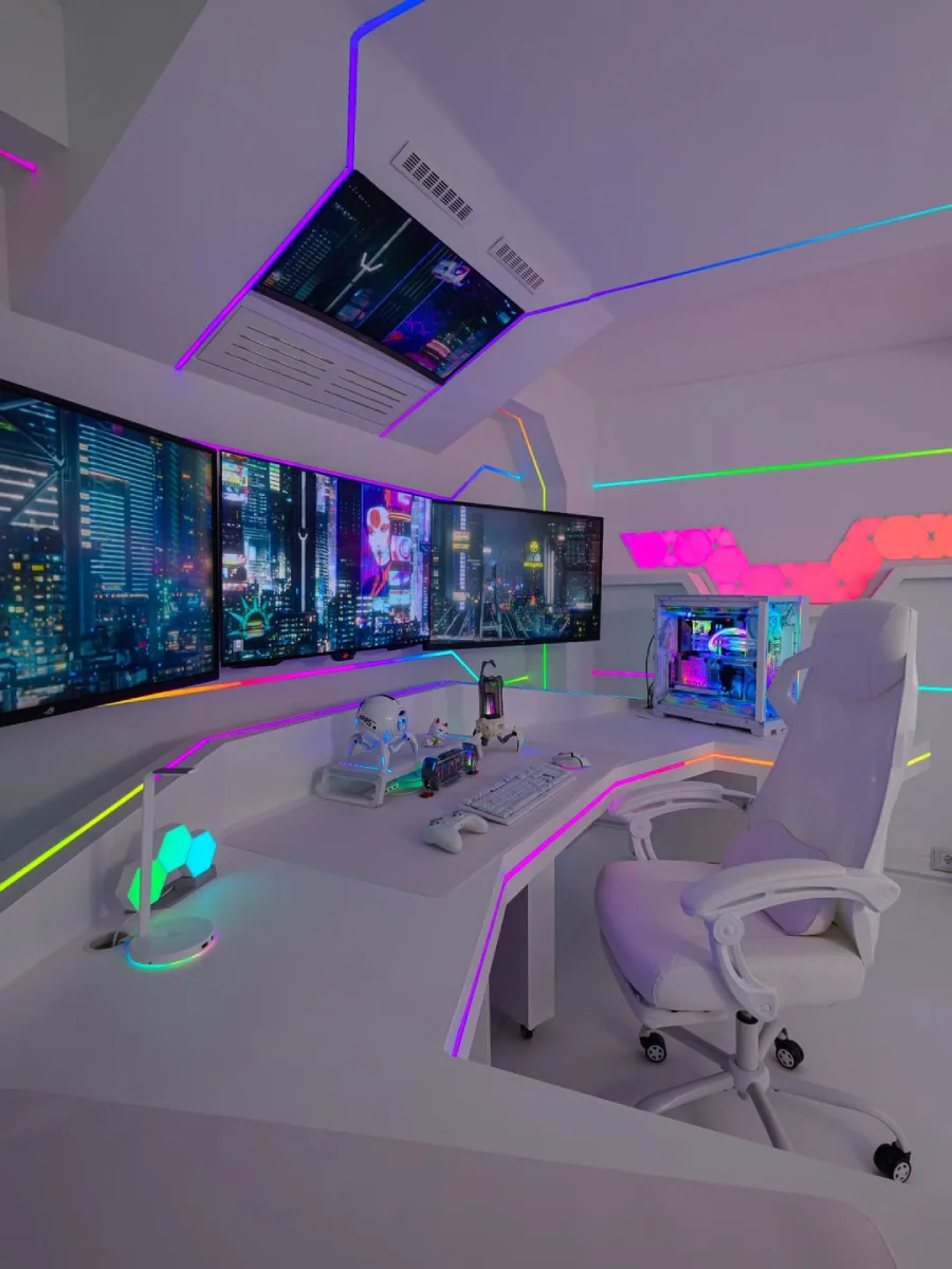 Ruang setup PC gaming bertema futuristik serba putih dengan garis-garis lampu RGB. Dilengkapi tiga monitor berjejer menampilkan kota cyberpunk, satu monitor di langit-langit, casing PC putih, dan kursi gaming putih.