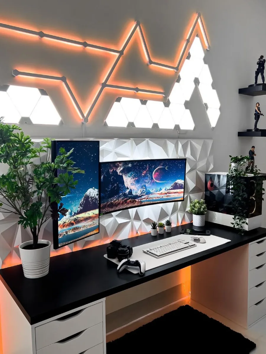 Ruang kerja estetik dengan dinding panel 3D putih bertekstur, lampu dekorasi segitiga modern, meja kerja hitam putih, dan pot tanaman hijau untuk kesan segar.