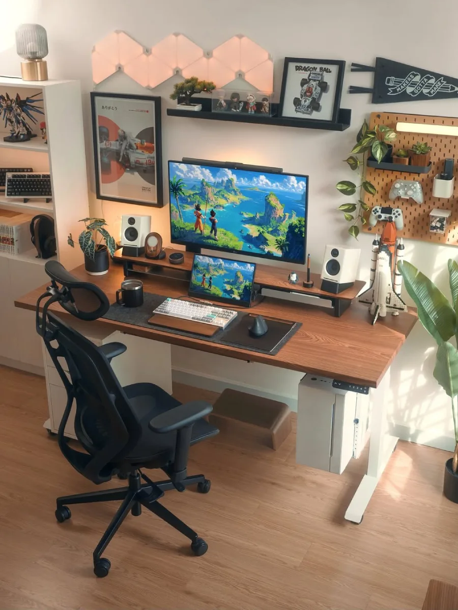 Inspirasi setup home office bernuansa kayu hangat dengan meja standing desk, kursi hitam ergonomis, pegboard untuk penyimpanan, dan lampu LED heksagonal.
