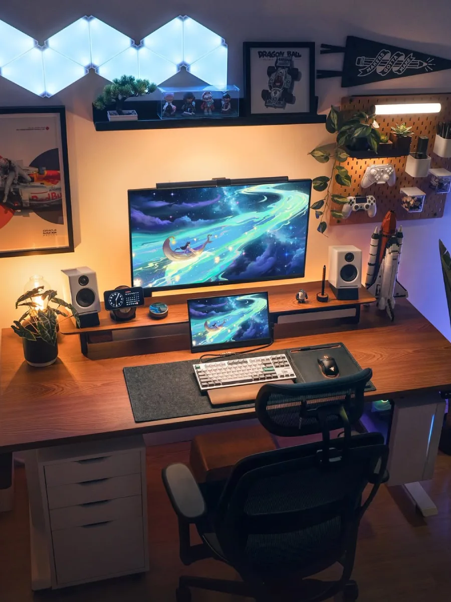 Setup meja kerja malam hari yang estetik dan minimalis, menampilkan monitor ganda, desk mat elegan, dan dekorasi dinding yang tertata rapi.