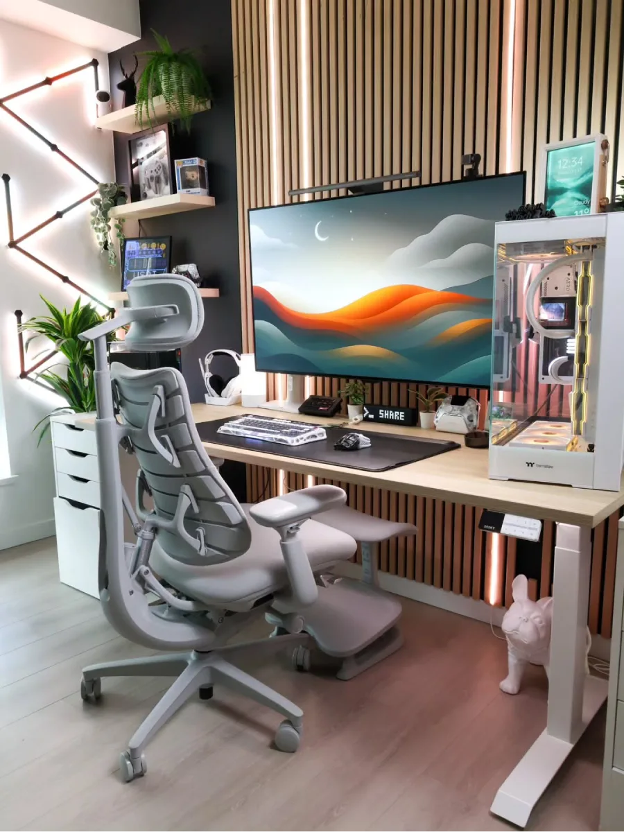 Setup ruang kerja modern premium dengan latar belakang panel dinding kayu (wood slat), monitor ultrawide, casing PC transparan, dan lampu LED sudut.