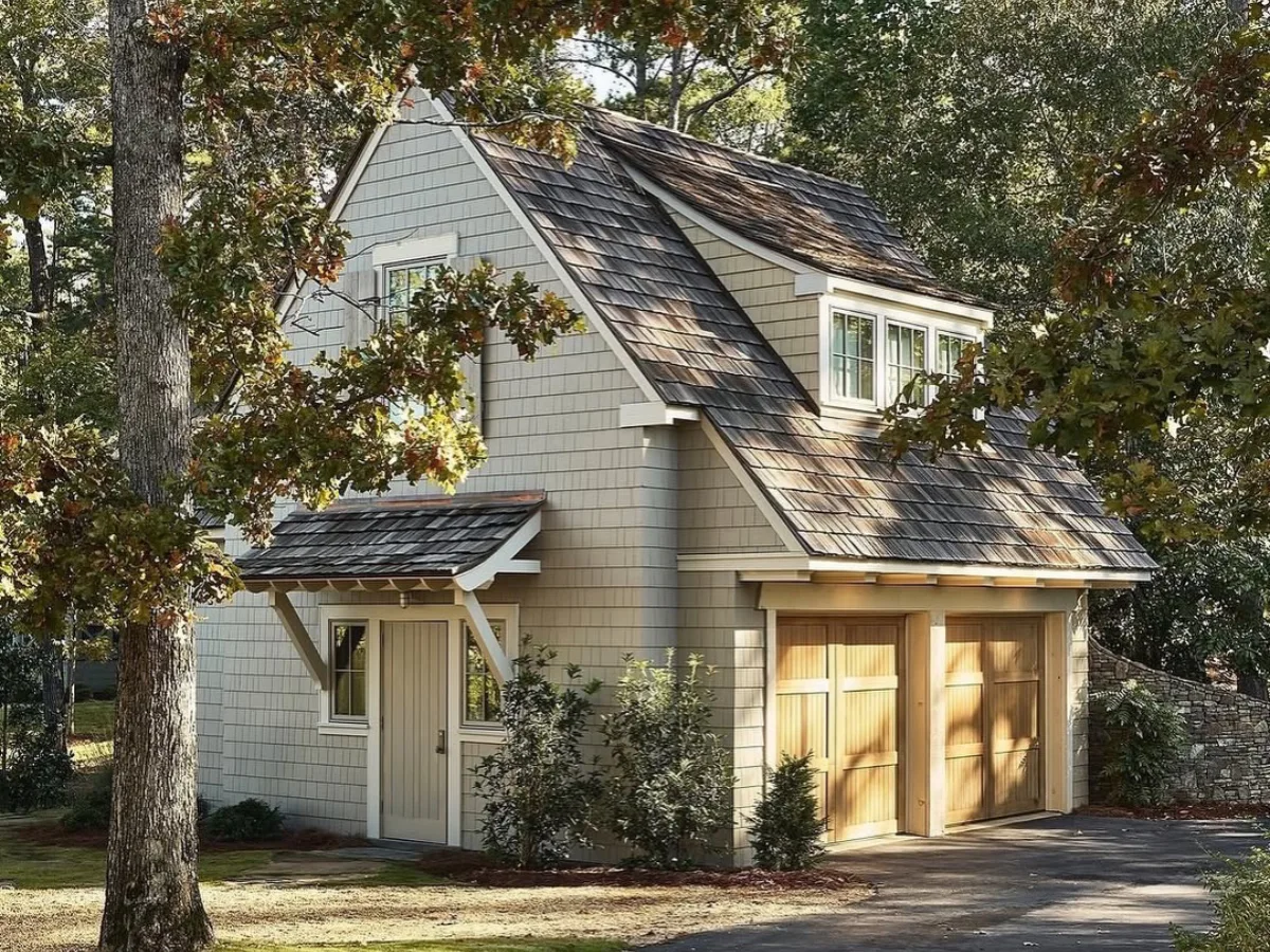 Rumah kayu bergaya Barat dengan atap miring dan garasi di area perumahan yang dikelilingi pepohonan