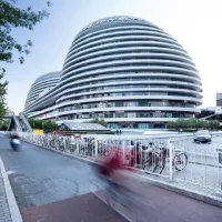 Bangunan melengkung tanpa sudut tajam di Galaxy SOHO dengan desain futuristik menyerupai struktur luar angkasa di tengah kota.