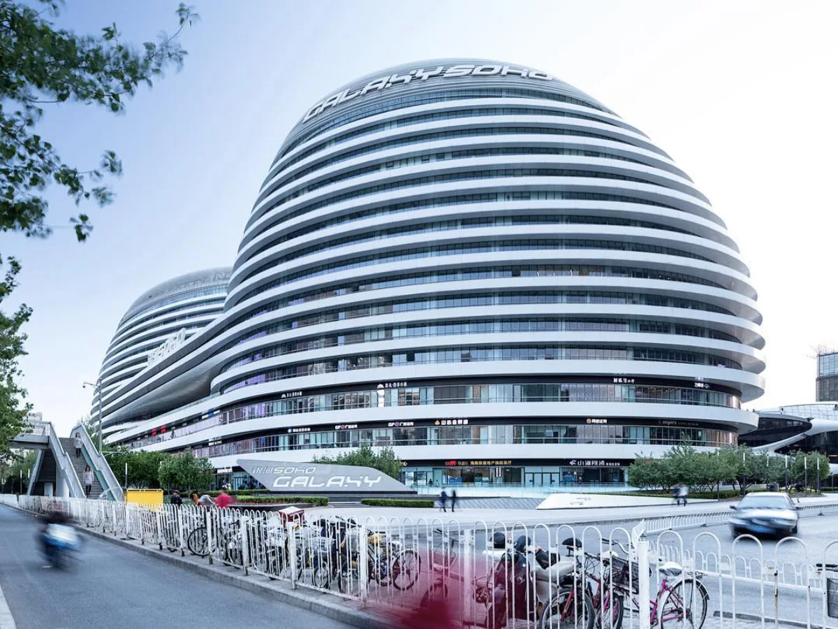 Bangunan melengkung tanpa sudut tajam di Galaxy SOHO dengan desain futuristik menyerupai struktur luar angkasa di tengah kota.