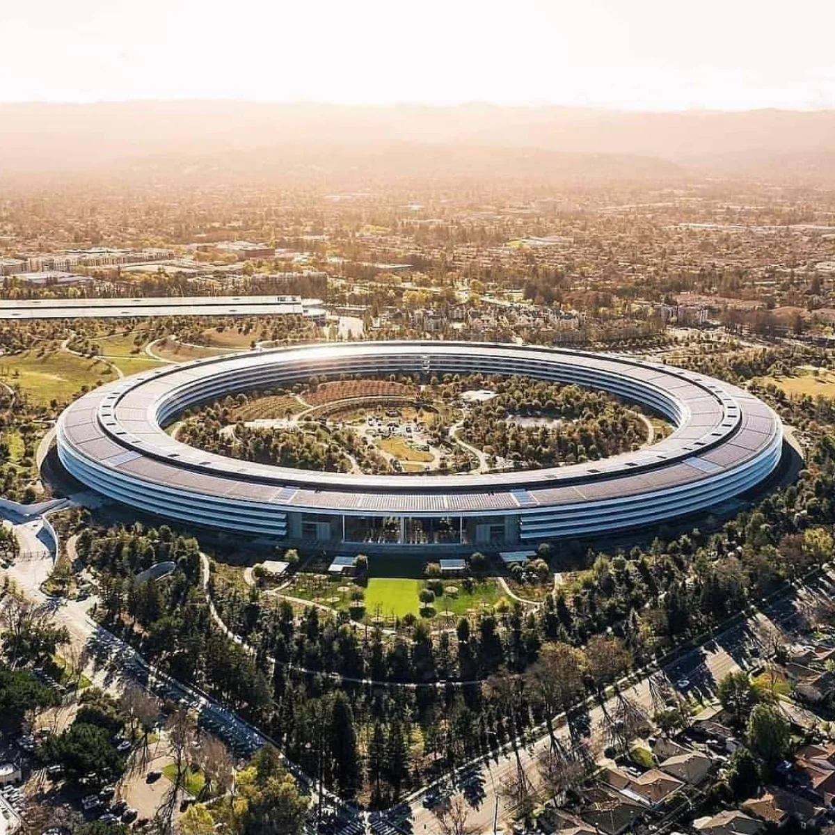 Pemandangan udara Apple Park di Cupertino, California, menonjolkan gedung utama melingkar yang dijuluki UFO di tengah taman yang hijau