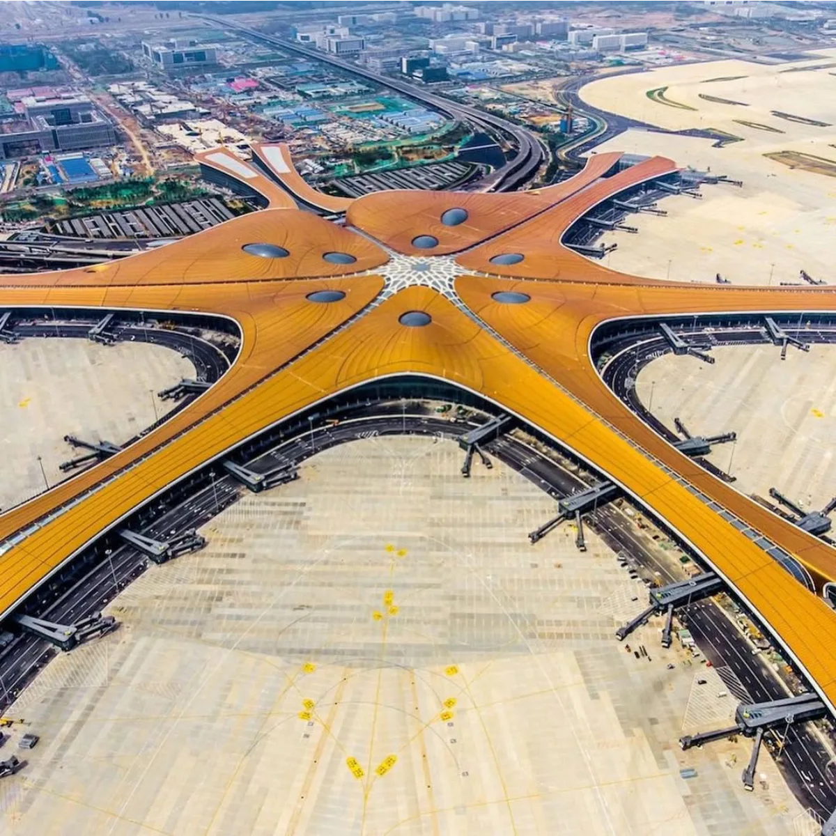 Pemandangan udara Bandara Internasional Daxing di Beijing, China, dengan atap terminal oranye yang melengkung dan berbentuk bintang laut