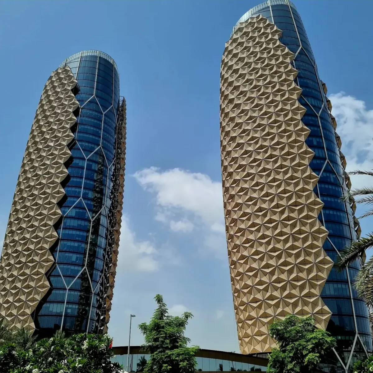 Tampilan dekat Menara Al Bahar di Abu Dhabi, Uni Emirat Arab, menonjolkan fasad kinetik berbentuk payung yang dinamis