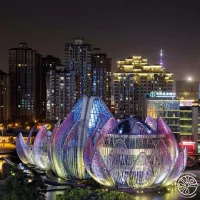Bangunan berbentuk bunga lotus yang menyala di malam hari di Lotus Building, terinspirasi langsung dari bentuk alami tanaman.